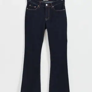 Svarta, lågmidjade, bootcut, jeans från Gina tricot. Orginalpris 500 men säljer för 149 kr 😚
