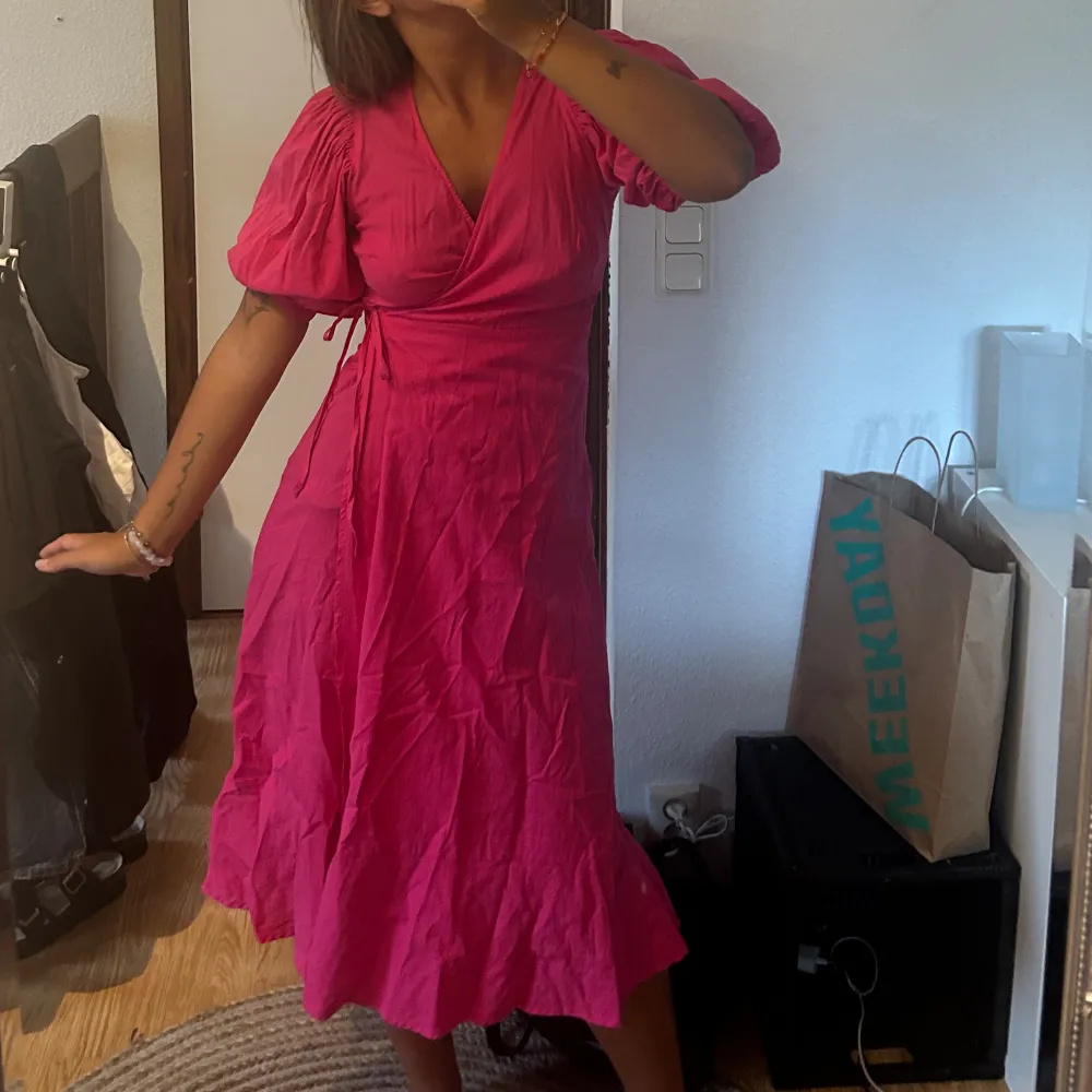 Så så fin rosa klänning från Gina. Älskar men kommer aldrig till användning längre. Storlek 34:)  Lite skrynklig på bilderna men fixar såklart det innan den skickas:) 150kr:). Klänningar.