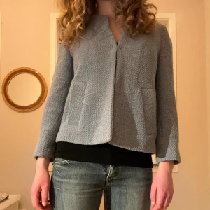 Blå kappa  - Väldigt fin blå kort kappa som är perfekt att ha över sommarkläder. Väldigt bra skick och så skönt material. 