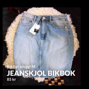 Superfin jeanskjol med slits 💙 - Jättefin jeanskjol från BikBok i ljusblå nyans, den har även en kort liten slits i mitten och lite slitningar längst ner på kjolen. Strl är 38 men är relativt liten i storlek så passar även 36! Aldrig använd så den är i nyskick 