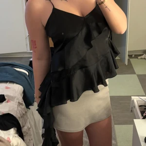 Gina tricot topp - En super snygg topp från Gina tricot. Prislapp kvar. Aldrig använd. 