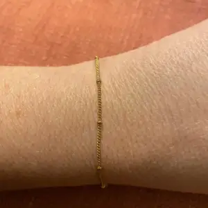 Tunt guldigt armband! Nytt!  22 cm inklusive lås  Vet ej varumärke 