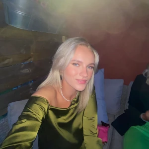 Off-shoulder topp - Säljer denna snygga festtopp, off-shoulder från Notes du Nord! Så unik och snygg ✨💫 Nypris: 1500kr