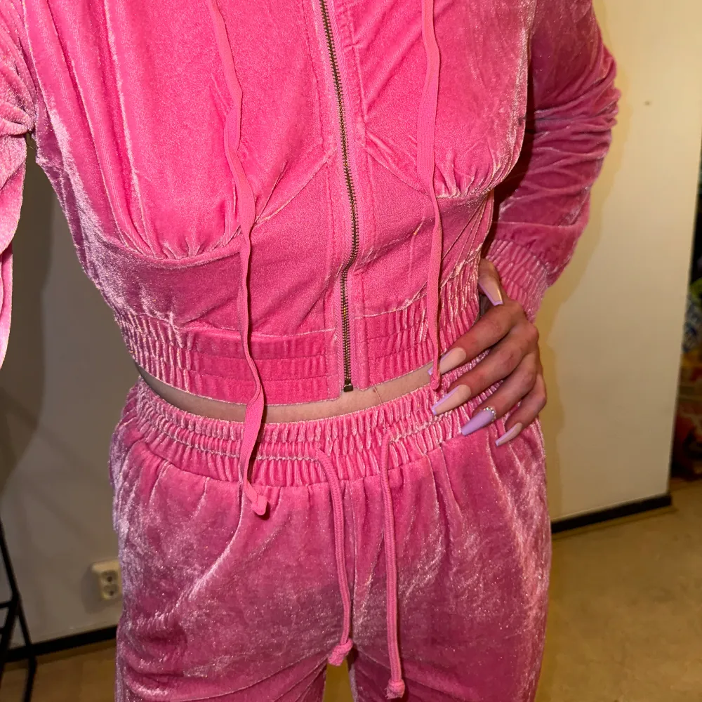 Supergulligt rosa mjukisset, storlek S men passar XS. Aldrig blivit använt, synd att det bara ligger i garderoben. Tunt fint material, super gulligt sett. Nyskick. Kostymer.