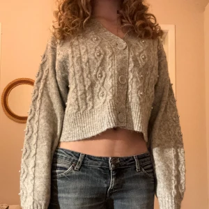 Kofta med pärlor  - Världens sötaste kofta med pärlor som tyvärr inte är min stil riktigt. I princip använd en gång sedan inköp så jättebra kvalitet. 