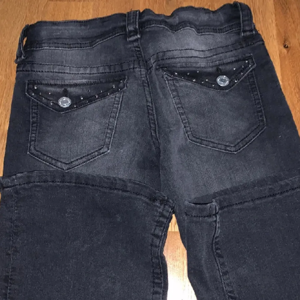 Low waist bootcut jeans med coola detaljer ! Aldrig använda bara tvättade. . Jeans & Byxor.