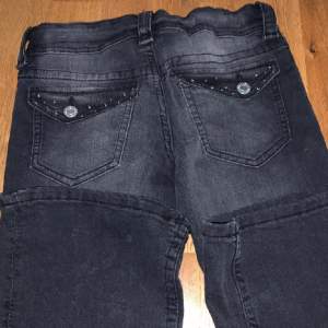 Low waist bootcut jeans med coola detaljer ! Aldrig använda bara tvättade. 