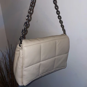 Axelremsväska från H&M - Oanvänd axelremsväska från H&M.