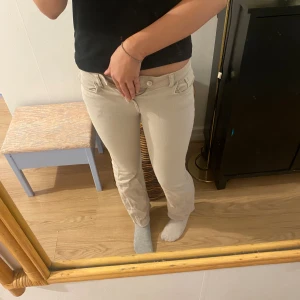 Lågmidjade bootcut jeans  - Super snygga jeans, säljer pga att de tyvärr blivit för korta och för små för mig som är 176❤️ pris kan diskuteras❤️