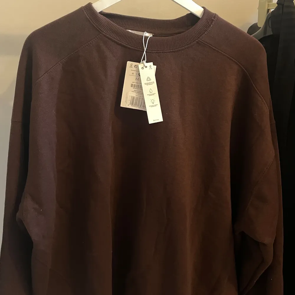 Säljer min fina bruna sweatshirt som inte kommit till använding🤍. Tröjor & Koftor.