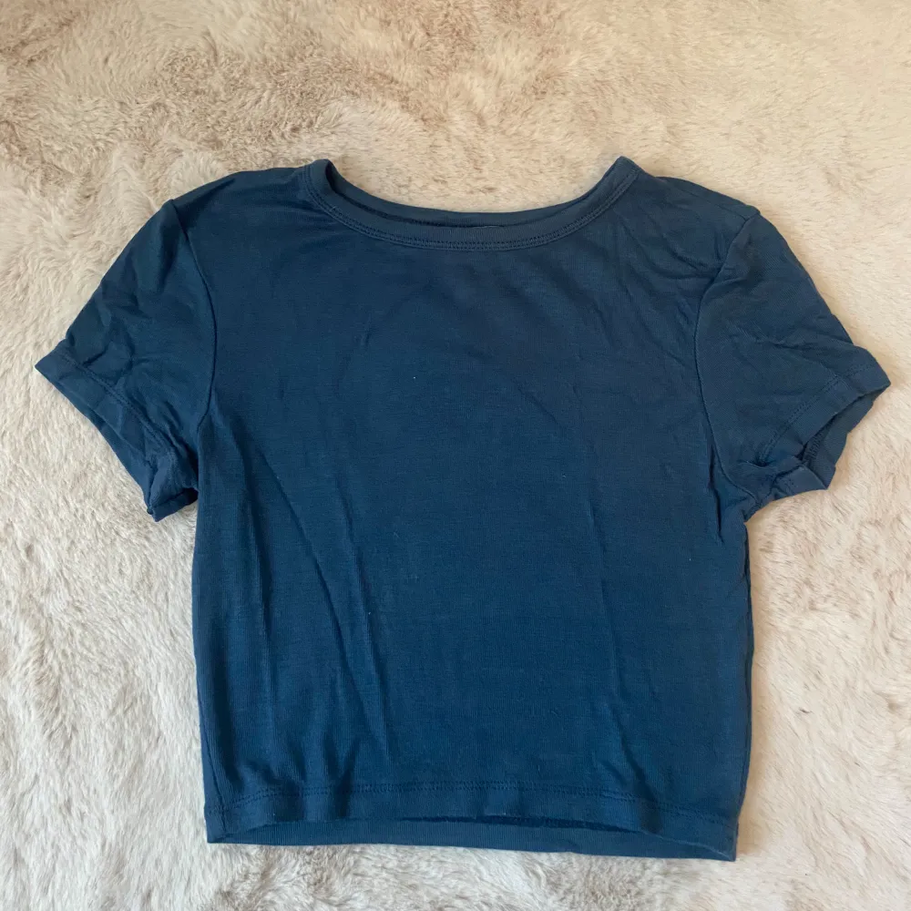säljer denna croppade turkosa t-shirt från zara, så skönt material men kommer ej till användning mer❤️. T-shirts.