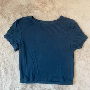 säljer denna croppade turkosa t-shirt från zara, så skönt material men kommer ej till användning mer❤️