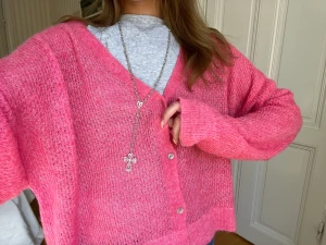 Mango - Superfin tunt stickad kofta i storlek M (oversized fit), stängs och öppnas med knappar, inga defekter. Perfekt till sommaren🩷🩷 