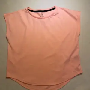 En peach-färgad tränings tröja från H&m.