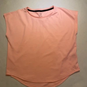 Idrotts t-shirt  - En peach-färgad tränings tröja från H&m.