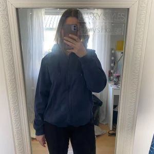 Luvtröja  - Mörkblå luvtröja utan noppror. Det står i den att det är i storlek XL men den är väldigt liten i storlek, sitter bra på mig som brukar ha M💗💗