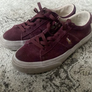 Vinröda skor  - Såå snygga vinröda skor från Ralph lauren 