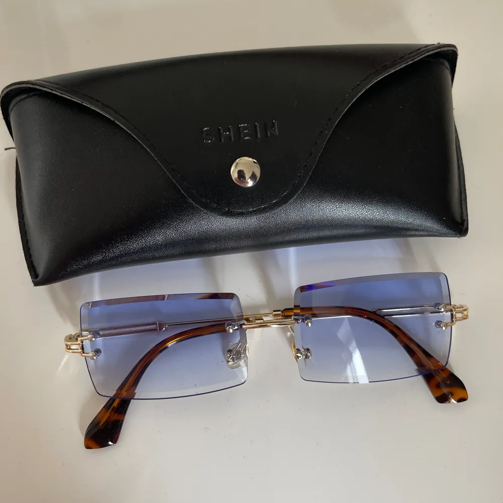 Blåa solglasögon med leopard mönster på sidan från Shein, y2k style. Dem har aldrig använts sedan jag köpte dem i Januari. Jätte bra skick. Fodral tillkommer.. Accessoarer.