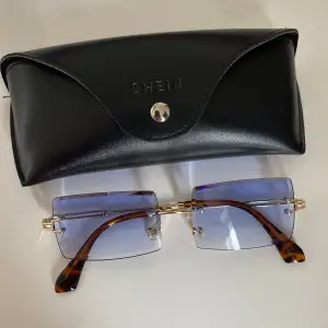 Blåa solglasögon med leopard mönster på sidan från Shein, y2k style. Dem har aldrig använts sedan jag köpte dem i Januari. Jätte bra skick. Fodral tillkommer.