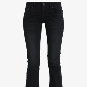 LTB  VALERIE- bootcut  - Hej! Säljer dessa fina jeans från LTB då de tyvärr är för stora för mig. Byxorna är som nya då jag bara använt dem en gång💗 Färg: (Camenta wash)  Nypris: 829kr 