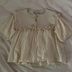 supersöt topp🎀 - supersöt topp från zara, i nyskick då den aldrig är använd💕💘 kan gå ner i pris vid snabb affär. vid intresse, kontakta mig innan du trycker på köp nu!💞💘💕