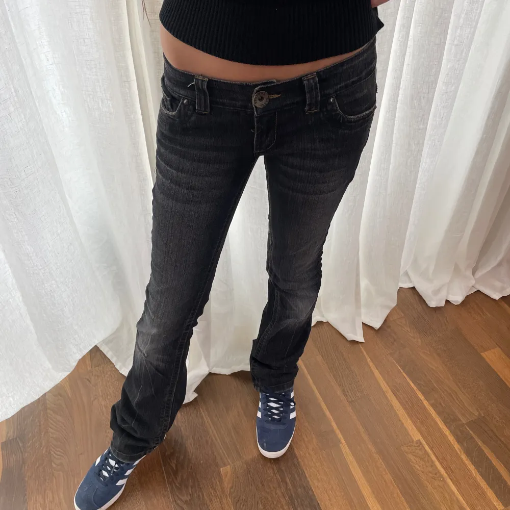 Lågmidjade jeans Modellen på bilden: 170cm bär vanligtvis xs/s Midjemått: 37cm x 2 Innerbenslängd: 89 cm. Jeans & Byxor.