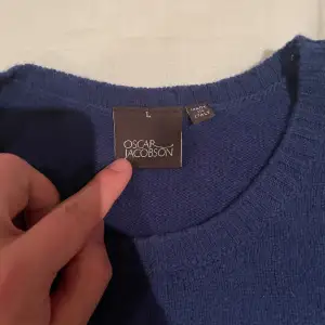Säljer nu denna stickade Oscar Jacobson stickade tröja då jag inte använder den. Använt 3-4 gånger innan jag insåg att den inte riktigt satt som jag hade trott. Nypris 1999 kr