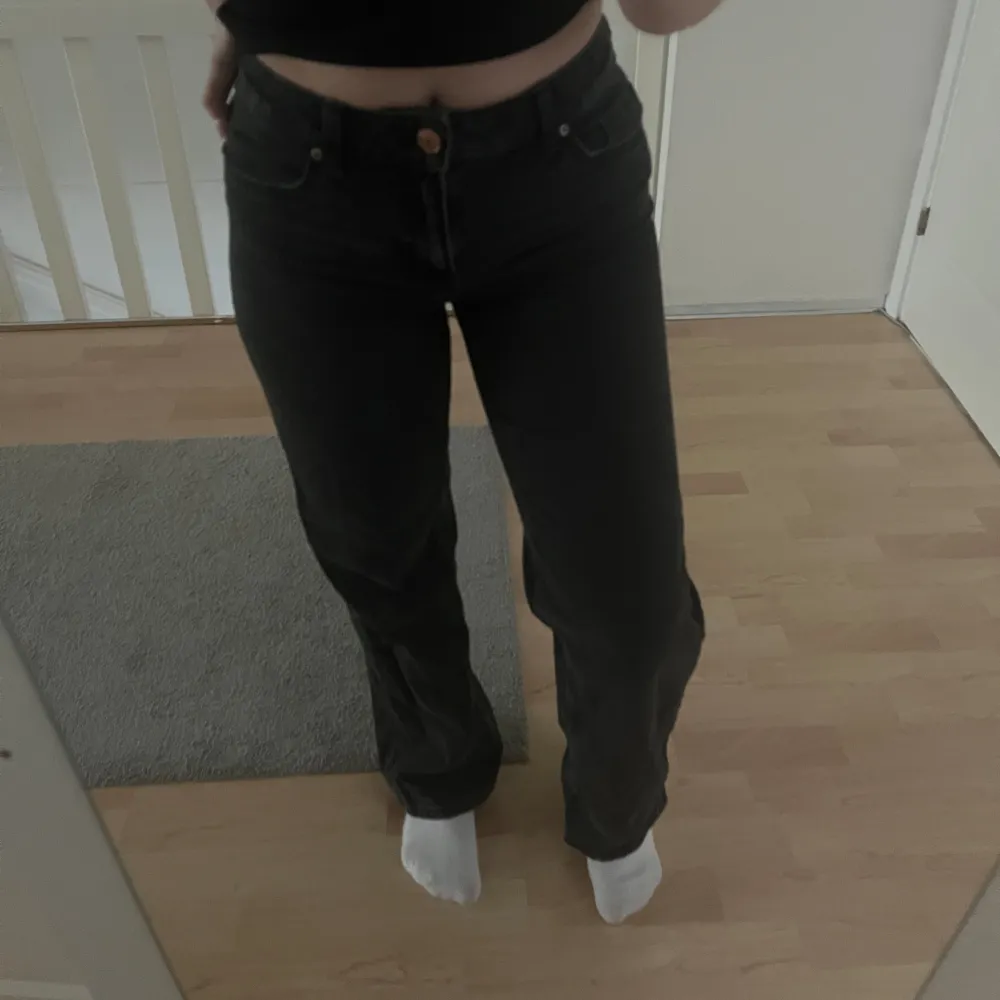 Svarta jeans från h&m . Jeans & Byxor.