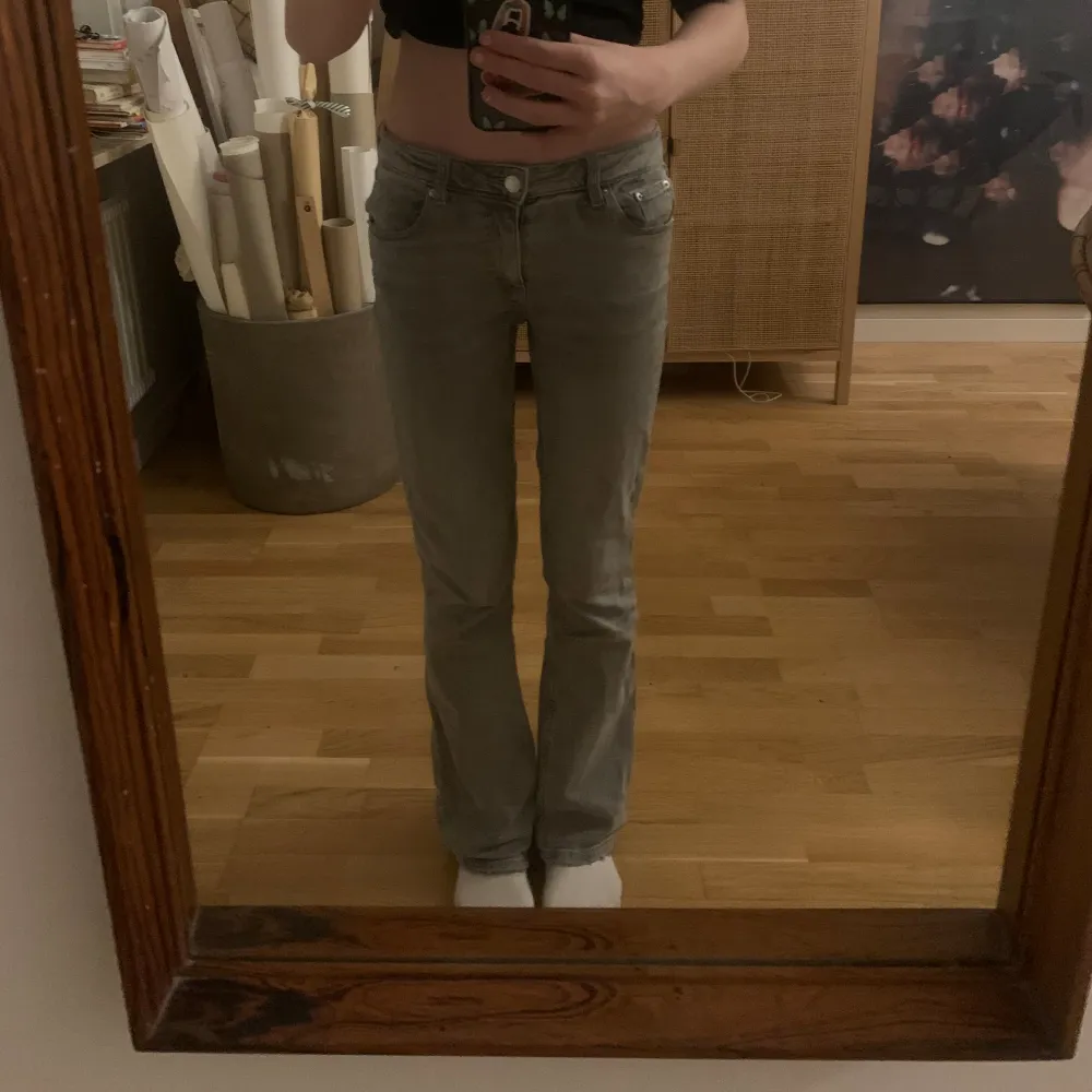 En par bootcut jeans från Gina som jag har växt ut , köpta för 299kr,storlek 158❤️ skriv om ni är intresserade. Jeans & Byxor.