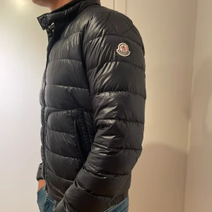 Moncler acorus jacka  - Tja, säljer nu en as fet moncler acorus jacka. Perfekt skick utan några defekter alls, använts väldigt försiktigt. 100% äkta då digital kvitto finns! Priset kan diskuteras vid snabb affär🙌