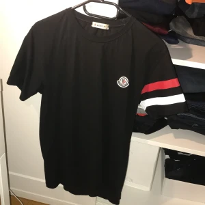 Moncler T-Shirt - Svart kvalitativ Moncler T-Shirt perfekt för sommaren. Storleken är S men passar även folk med storlek M. Pris kan diskuteras vid snabb affär. 
