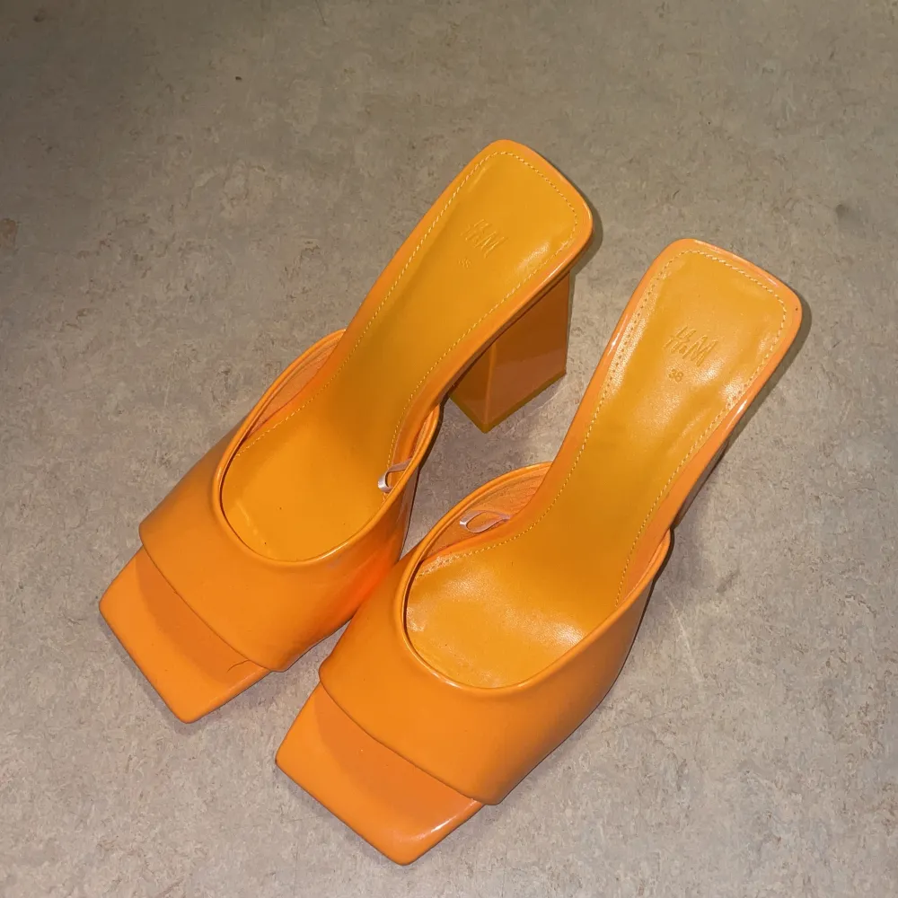 Endast testade klackar från HM i en fin somrig orange färg. Strl 38 säljer då dem inte är min stil längre . Skor.