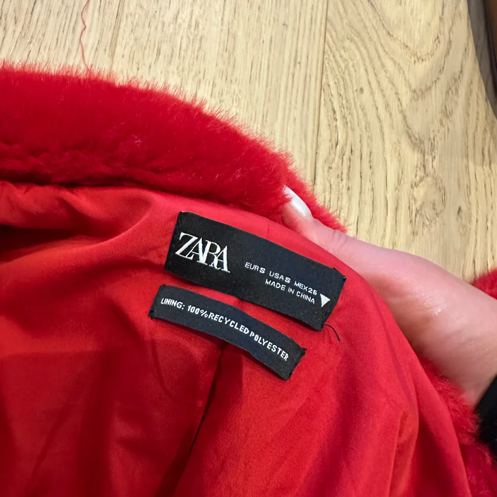 Säljer denna röda pälsjacka från zara, Såå fin är den 🤎. Jackor.