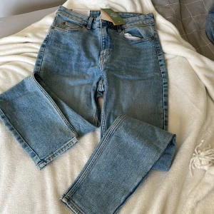 Jeans - Aldrig använd  Prislappen är kvar 