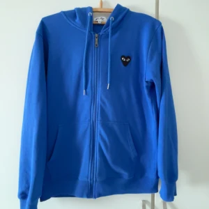 Comme des garçons play hoodie  - Kostar ca 3000 ny men säljs för 650  för den är för liten för mig den är använd i ny skick och har köpt den från nk för ett tag sedan pris kan diskuteras. 
