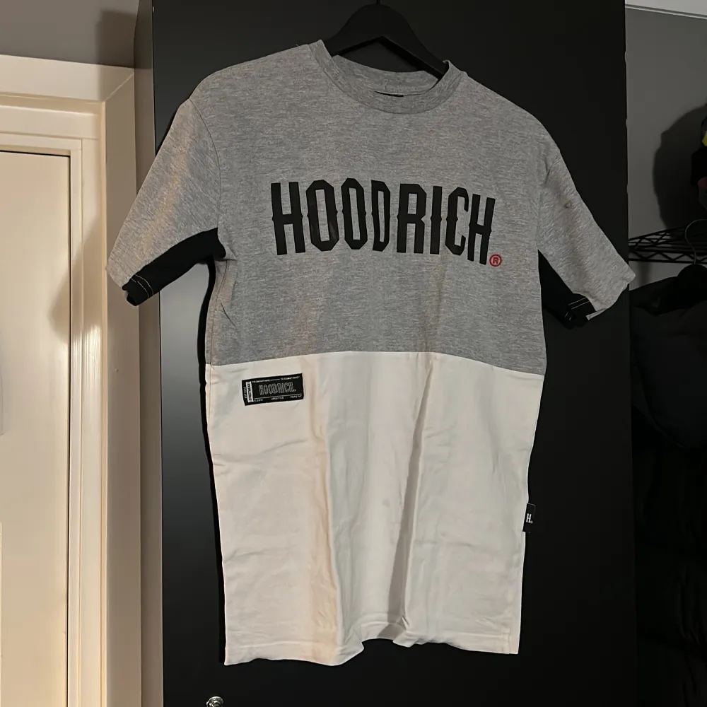 Säljer min Hoodrich t shirt pga att den är för liten. Skicka för intresse. T-shirts.