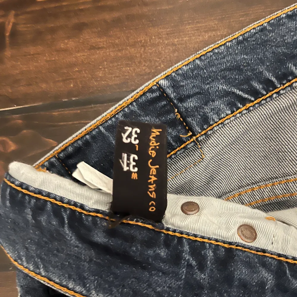 Ett par nudie jeans som aldrig kommer till användning, jeansen är i bra skick finns inga skavanker. Priset är diskutertbart. Frakt helst men kan såklart mötas upp om det vore så, finns i Göteborg . Jeans & Byxor.