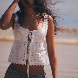 Vit zara topp - Superfin vit zara topp i storlek S, oanvänd med lappen kvar på. Slutsåld på zaras hemsida, säljer pga fel storlek