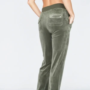 Juicy byxor  - Juicy couture Classic Velour Del Ray Pant Thyme. Använda 3 gånger (hemma) så de är som nya och i fint skick. Pris kan diskuteras. Storlek S