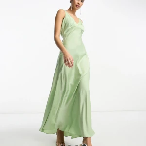 Balklänning salvia grön/ mint grön från ASOS  - Säljer denna super fina balklänning från ASOS! Säljes då jag ångrade mig och den går inte att lämna tillbaka. Helt oanvänd, i perfekt skick med prislappen kvar. Storlek 38. Original pris 1069kr men säljes för 500kr. PRIS GÅR ATT DISKUTERAS 