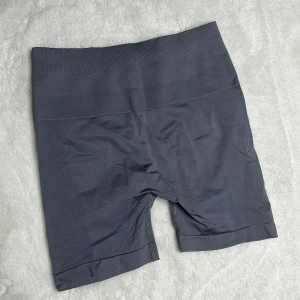 Tränings shorts  - Gråa tränings shorts med scrunch  Oanvända  Strl: M Saknar logga 