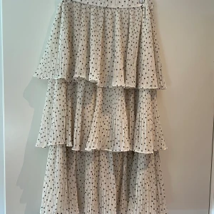 Prickig långkjol - Säljer en supersöt prickig långkjol från Gina tricot. Använd fåtal gånger men har klippt bort lappen. Skriv för fler frågor❤️