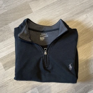 Ralph lauren zip - Fin Ralph lauren half zip. Storlek M. Säljs då den är för stor för mig(jag är 175 passar en mellan 180-185)  Pris kan diskuteras vid snabb affär!  Nypris ca 1600kr | mitt pris 500kr 