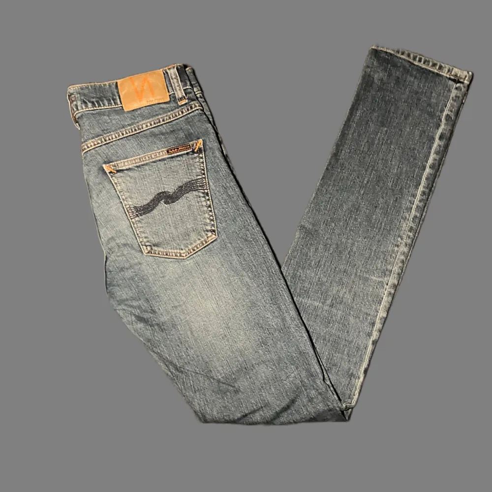 Nudie jeans blå, storlek 28/34, skick 7/10. Pris 299 men kan gå ner i pris vid snabb affär👍. Jeans & Byxor.