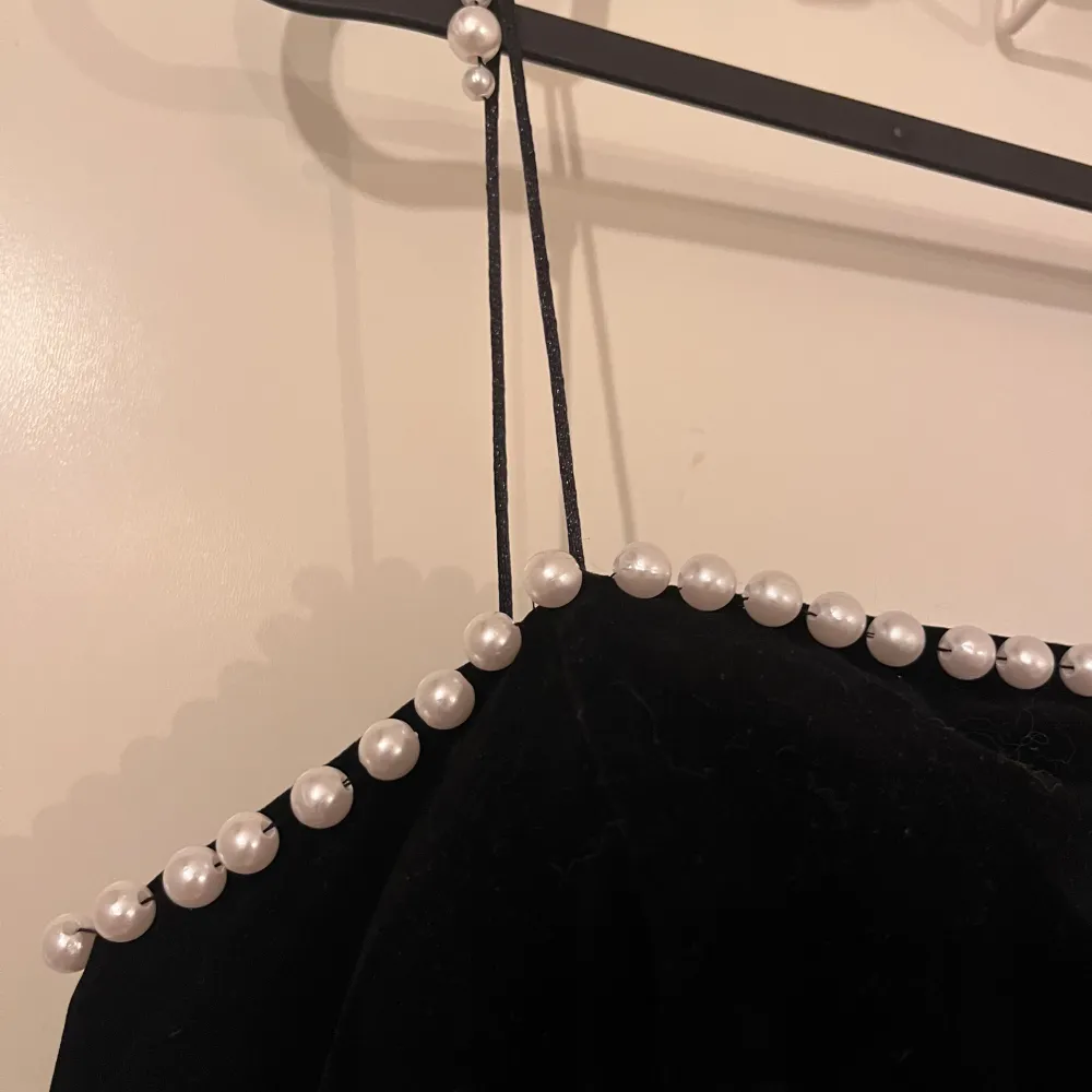 Söt balklänning med pärlor Tyget är sammet Med snörning där bak Aldrig använd . Klänningar.