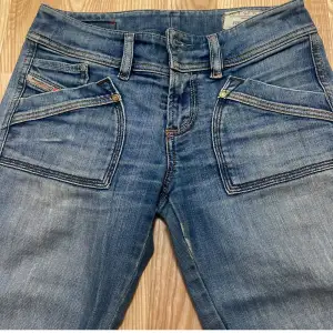 Assnygga diseal jeans som tyvärr inte passade mig :/… obs de har två små hål på baksidan men de syns knappt. Skriv för fler bilder! 💗