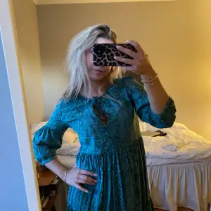 Säljer denna jättesnygga klänning från zara med trekvartsärm!! Jättefin blå/grön färg med guldiga detaljer!🥰💕 jag är ca 160 som referns och har vanligtvis S❣️