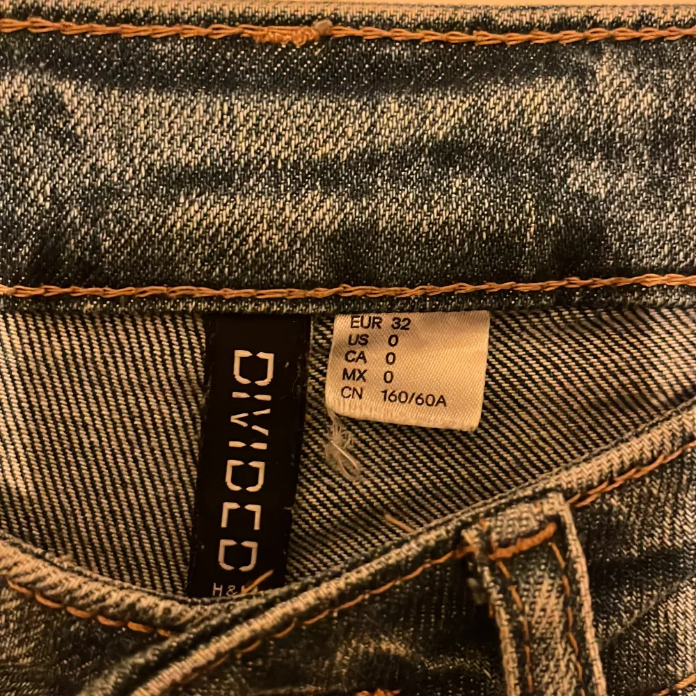 Super trendiga low waist jeans shorts från h&m. Storlek 32 och ljusblå. Ny pris 199kr, mitt pris 129kr. SLUTSÅLDA PÅ HEMSIDA!💕. Shorts.