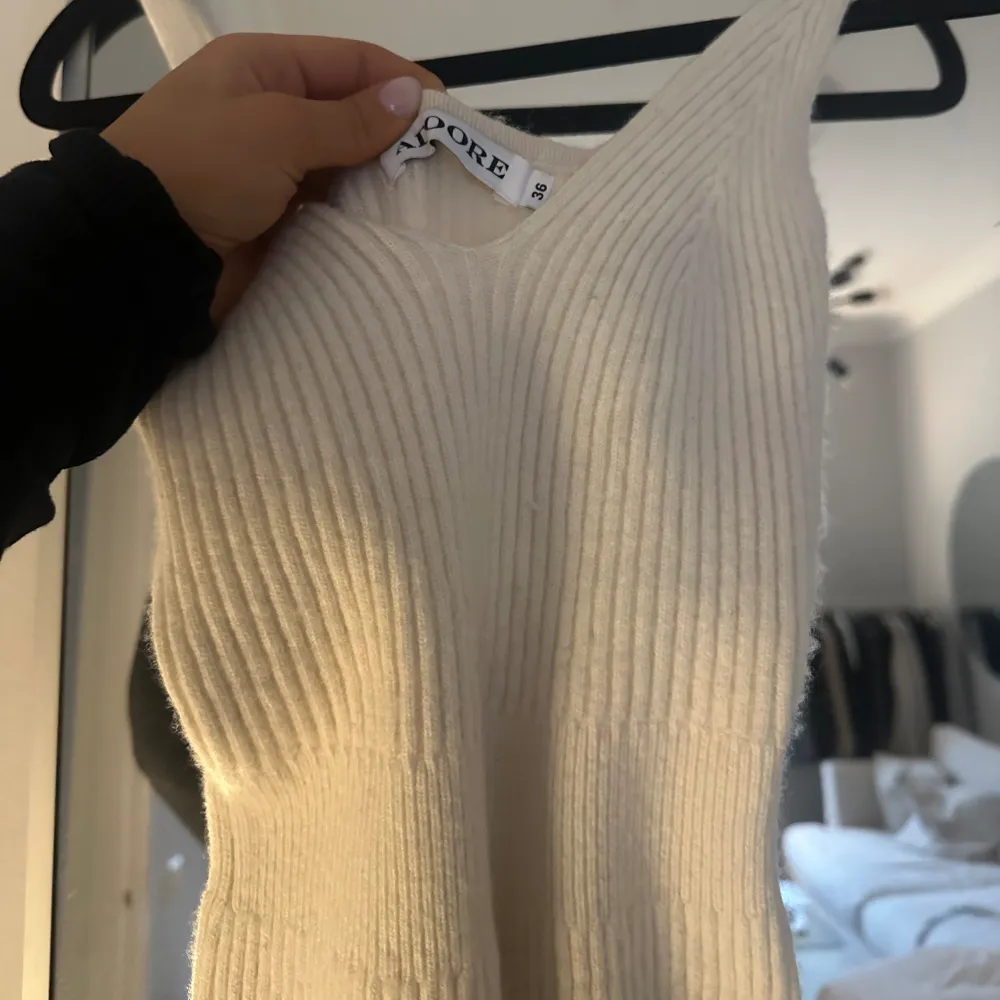 Vit/creme färgad klänning från adoore i storlek 36. Endast använd en gång, ordinarie pris 1395kr och modellen på hemsidan heter ”Florí slip dress”🤍. Klänningar.