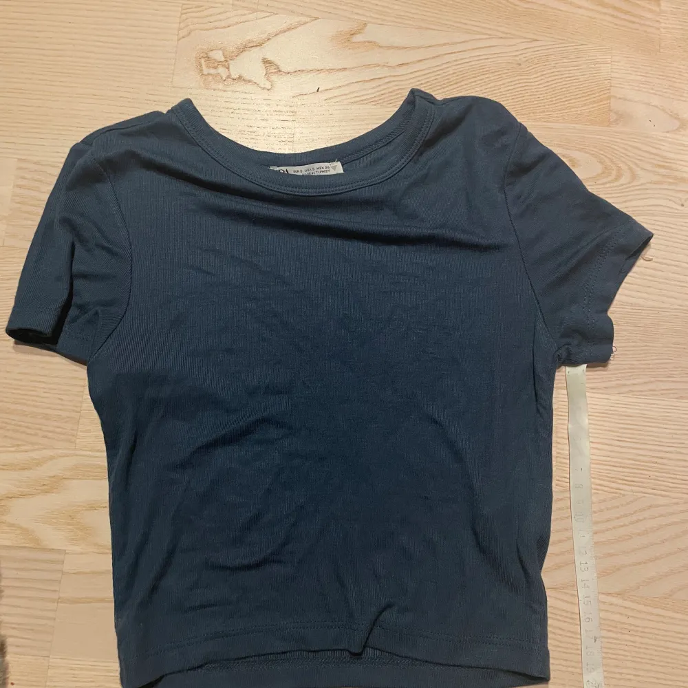 Kort figurnära t-shirt från Zara Färg är mer som på andra bilden. T-shirts.